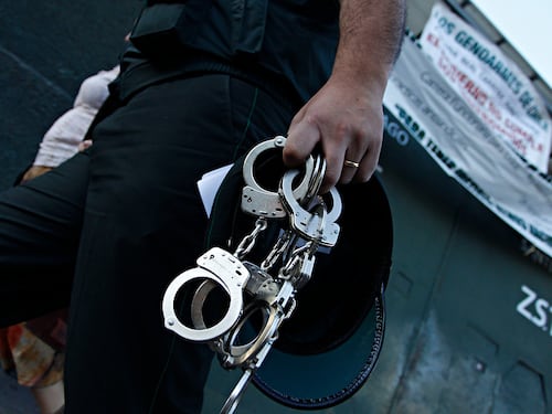 En prisión preventiva dos colombianos sorprendidos cuando envolvían un cadáver