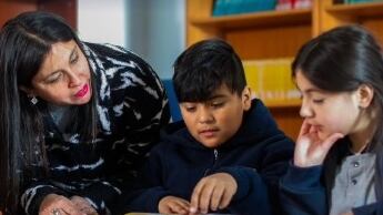 Otro de los beneficios estatales es el bono por logro escolar, que premia al rendimiento académico de excelencia de alumnos que pertenezcan a los sectores más vulnerables de Chile.