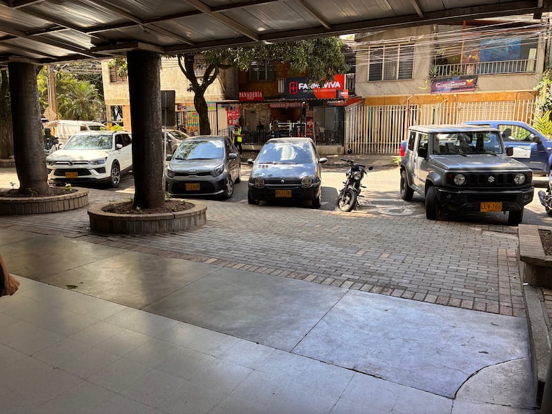 Denuncias de mal parqueo en sector Obelisco de Medellín.