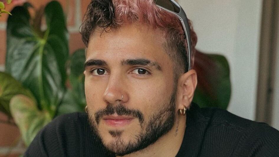 El cantante Juan Duque ha capitalizado bien la indirecta del rímel que hizo Lina Tejeiro y ahora no falta uno en sus presentaciones.