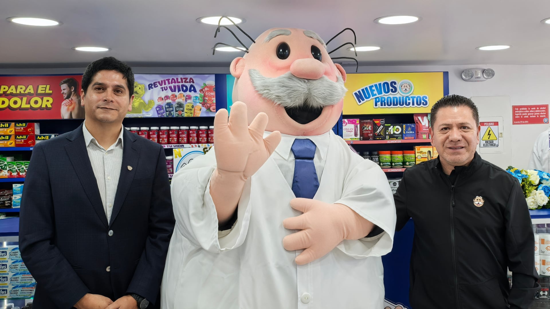 Javier Hernández, director de ventas y Christian Villegas, gerente internacional, en la inauguración de la tienda #60 de Dr Simi