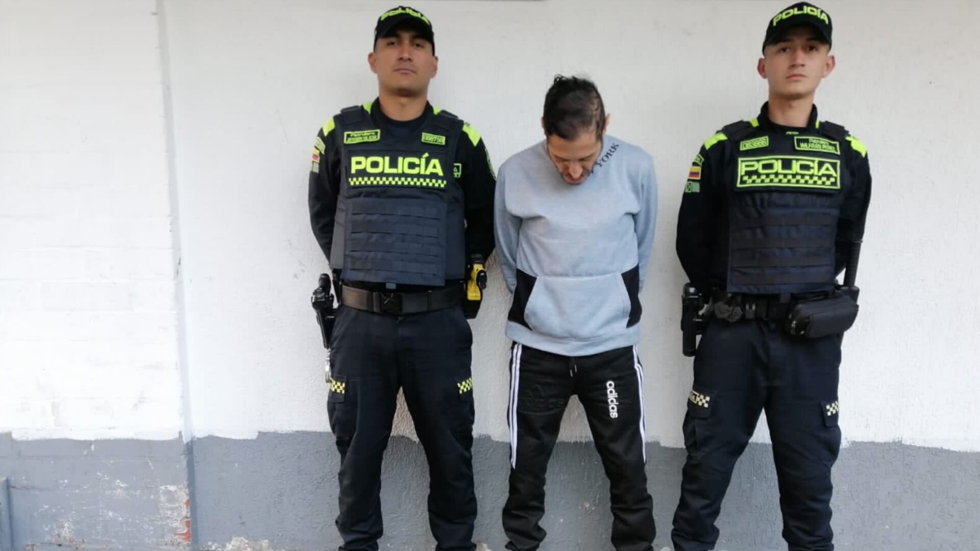 Fue capturado un hombre en Transmilenio que tiene pedido de extradición, por delitos relacionados a tráfico de estupefacientes.
