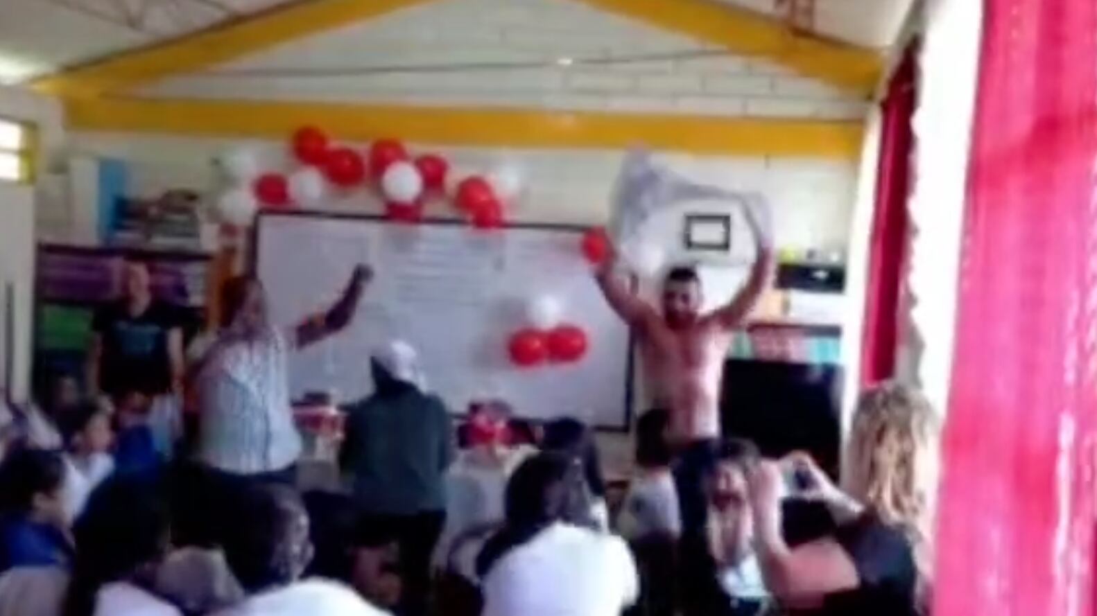 Docente bailó desnudo ante sus alumnos.