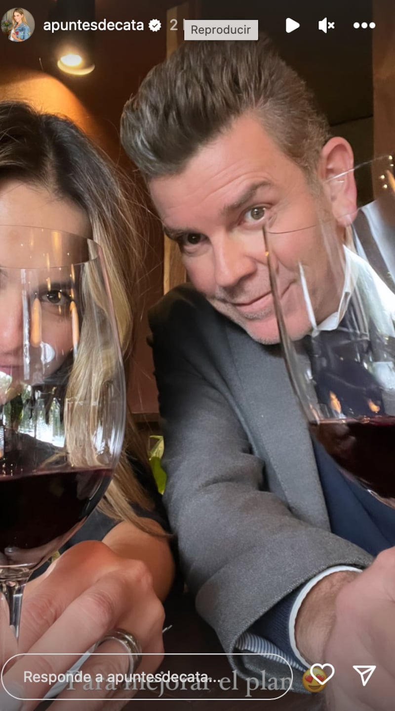 Catalina Gómez tomando vino con Juan Esteban