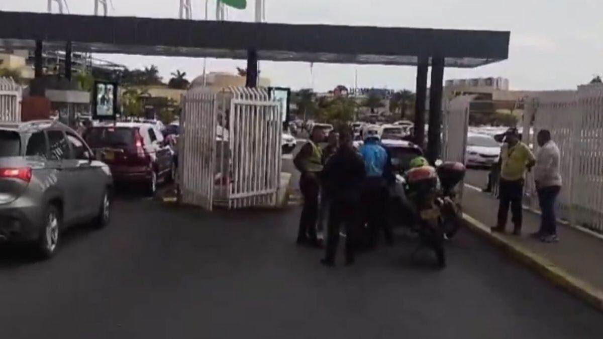 Conductor atropelló a agente de tránsito en Cali.