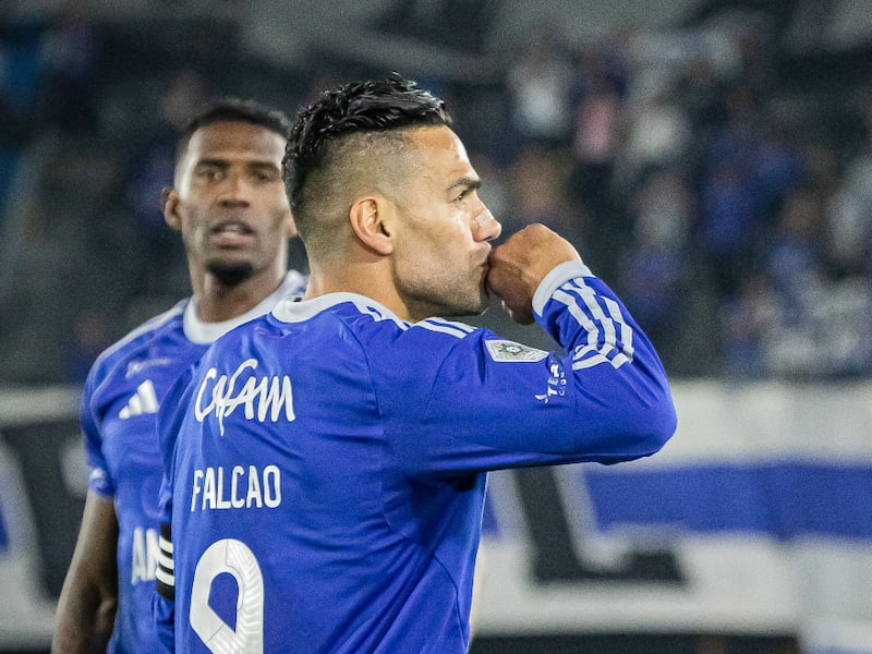 Compañero de Falcao en Millonarios lo agarró a besos y despertó la envidia de muchas