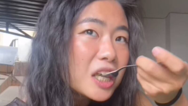“¿Insípido?”: Influencer asiática desata polémica al probar el tamal colombiano