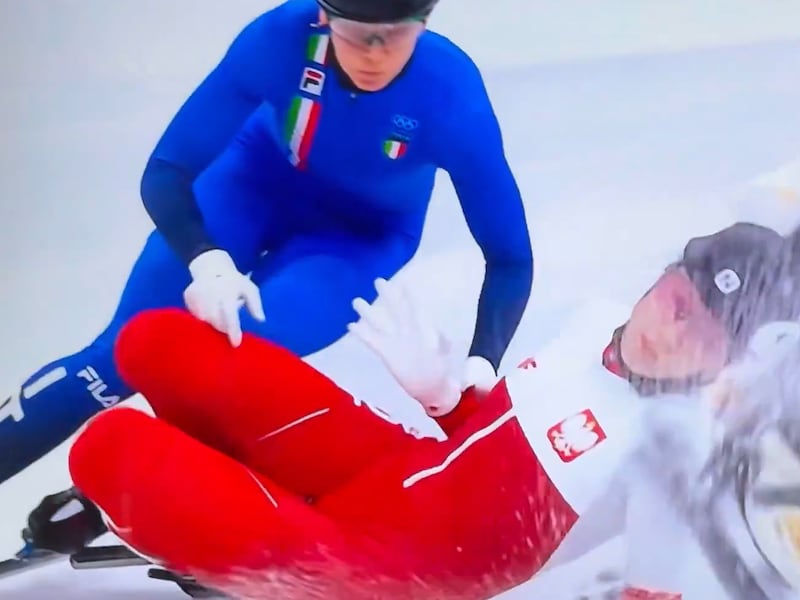 Patinadora polaca sufre corte facial y sangra tras accidente en los Juegos Olímpicos de Invierno 2026