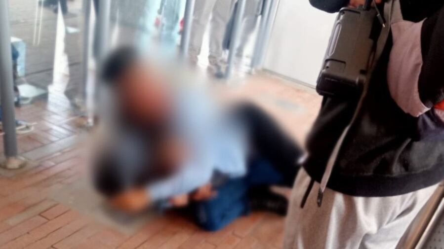 Pelea de dos hombres en TransMilenio.