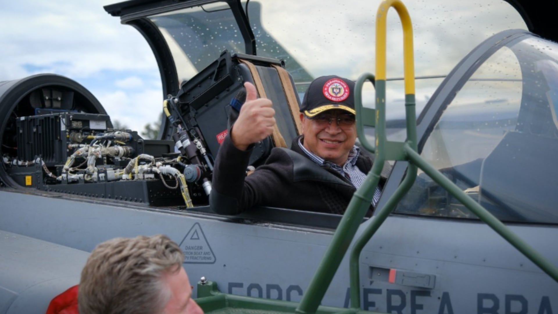 Petro probando uno de los aviones Gripen que llegará a Colombia.