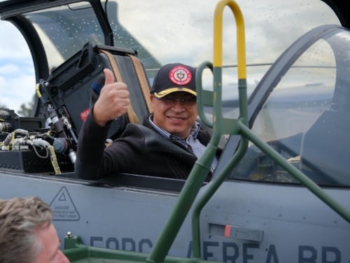 Petro firmó acuerdo con el Reino de Suecia para la adquisición de 17 aviones de combate Gripen