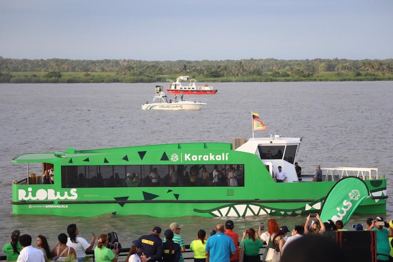 Llegada del Riobus al muelle del Malecón del Río.