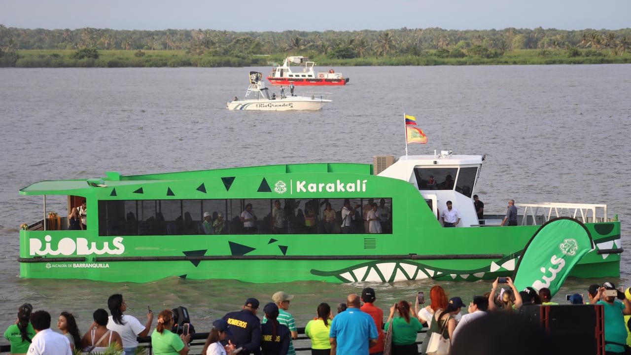 Llegada del Riobus al muelle del Malecón del Río.