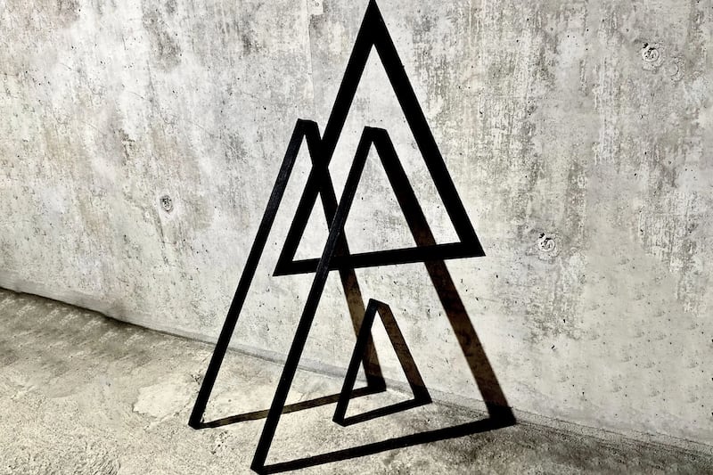Escultura de "triángulos"