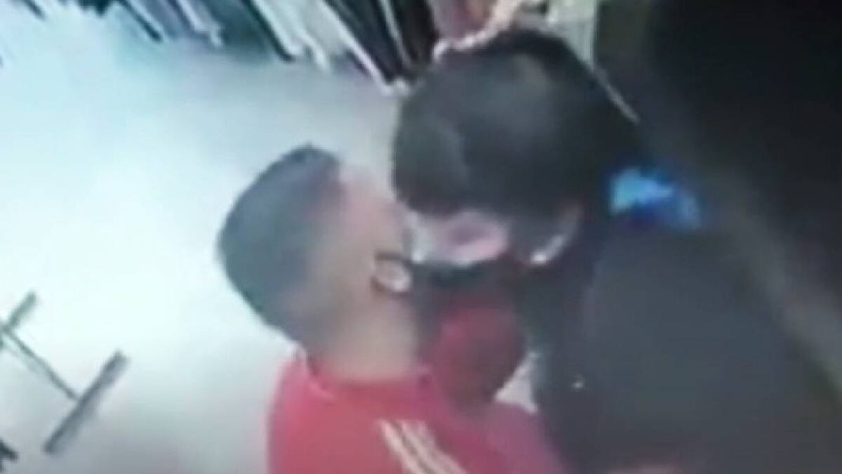 Ladrón besa a su víctima
