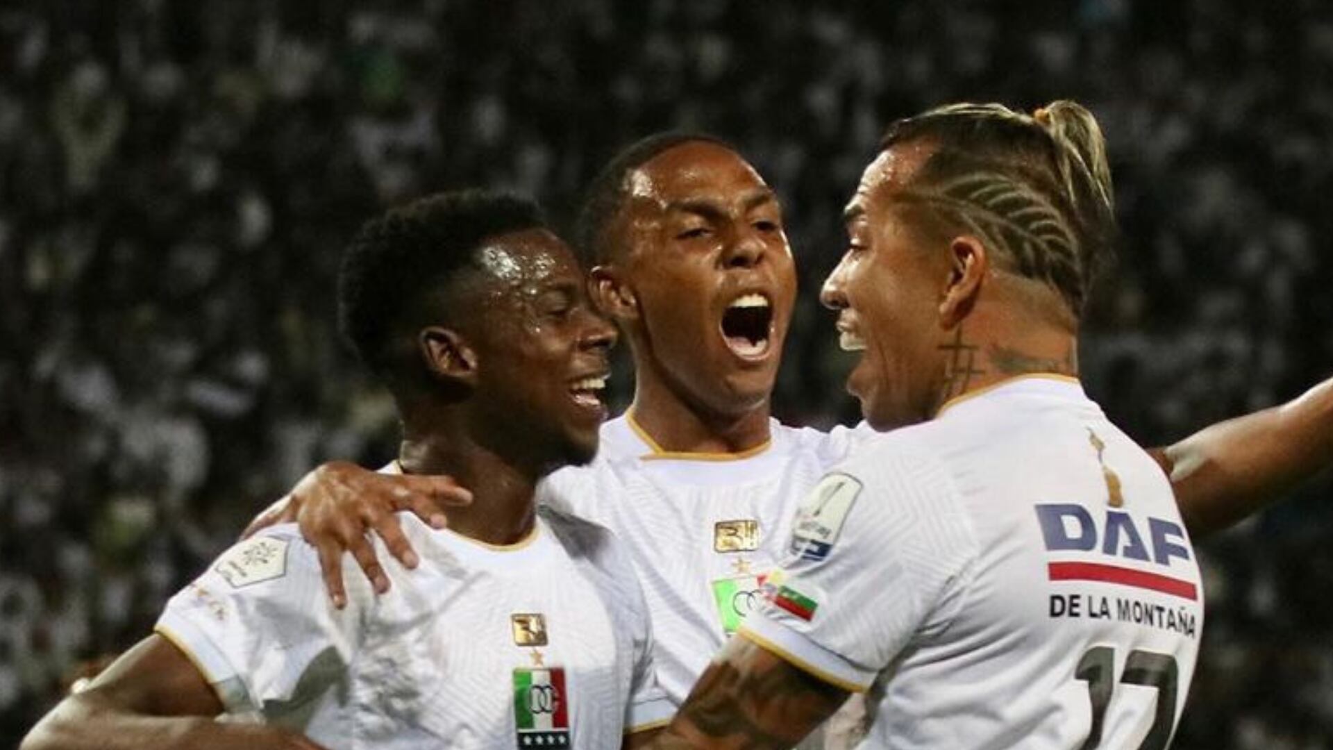 Dayro Moreno se hizo un excéntrico peinado y metió la asistencia del año en el fútbol colombiano.