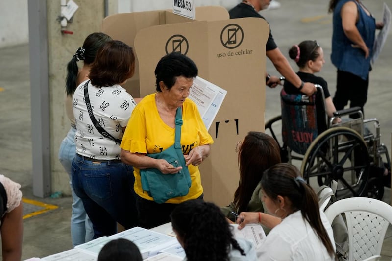 Imágenes de la jornada electoral en Antioquia: ciudadanos votando, jurados de mesa, puestos de votación y el conteo de votos al cierre de las urnas.