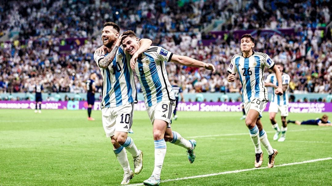 Todo ocurrió en un gesto del jugador con un fanático por lo que Julián Álvarez quedó en ropa interior en el campo de juego.