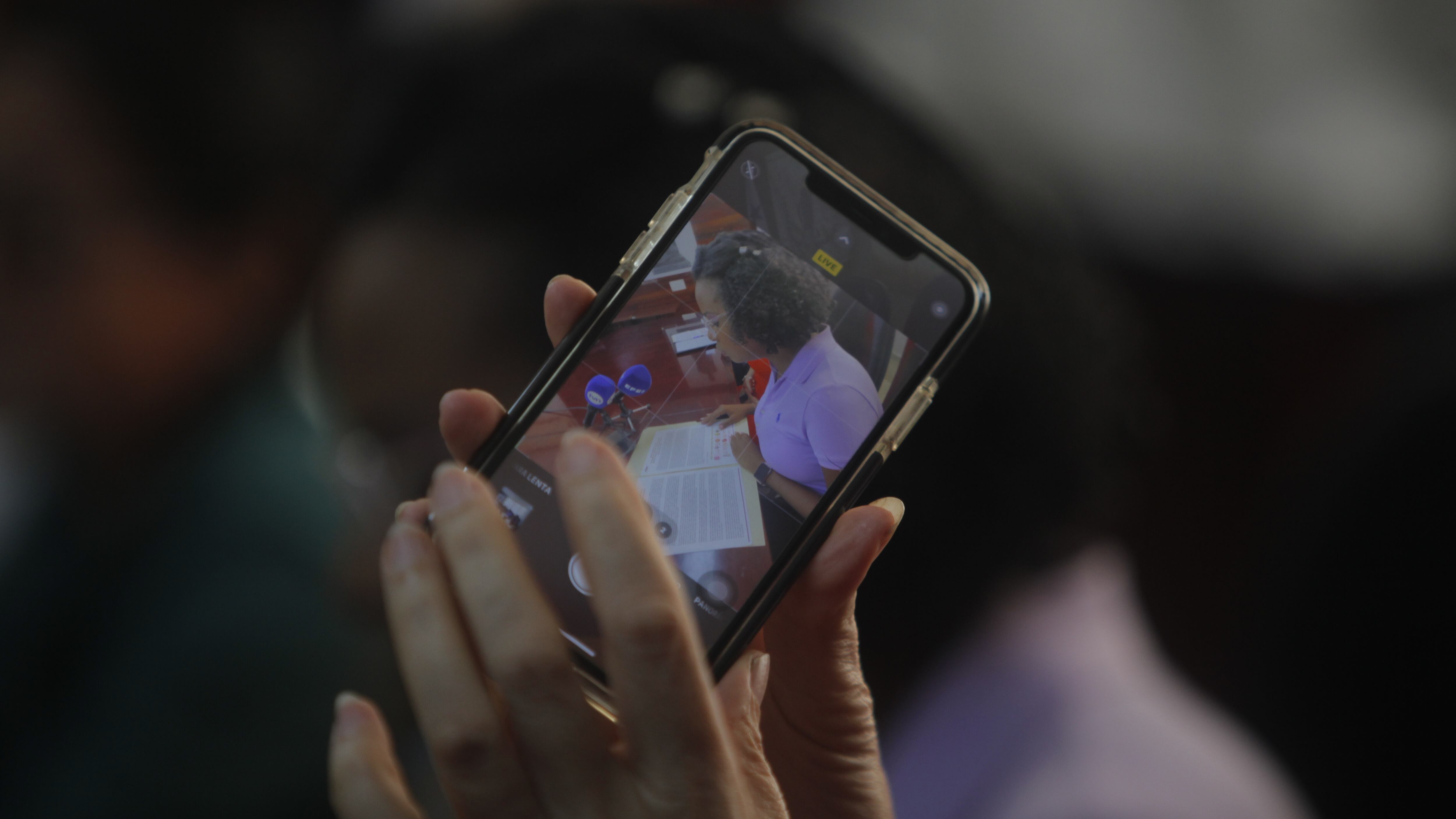 Celular en marcha contra la violencia de género.