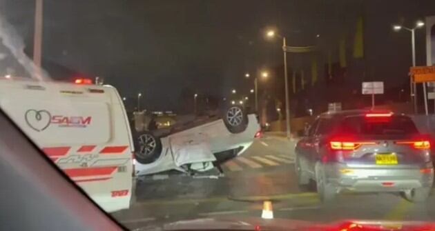 Accidente en la calle 100 con carrera 53 en Bogotá: con las llantas hacia arriba quedó un carro en aparatoso volcamiento