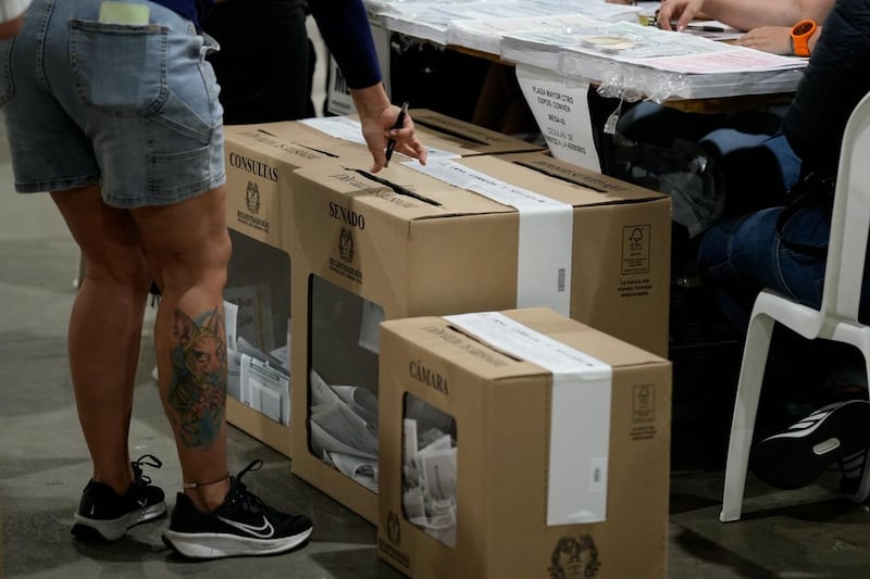Imágenes de la jornada electoral en Antioquia: ciudadanos votando, jurados de mesa, puestos de votación y el conteo de votos al cierre de las urnas.