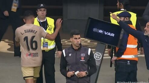 Luis Javier Suárez mandó el monitor del VAR al piso