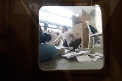Imágenes de la jornada electoral en Antioquia: ciudadanos votando, jurados de mesa, puestos de votación y el conteo de votos al cierre de las urnas.