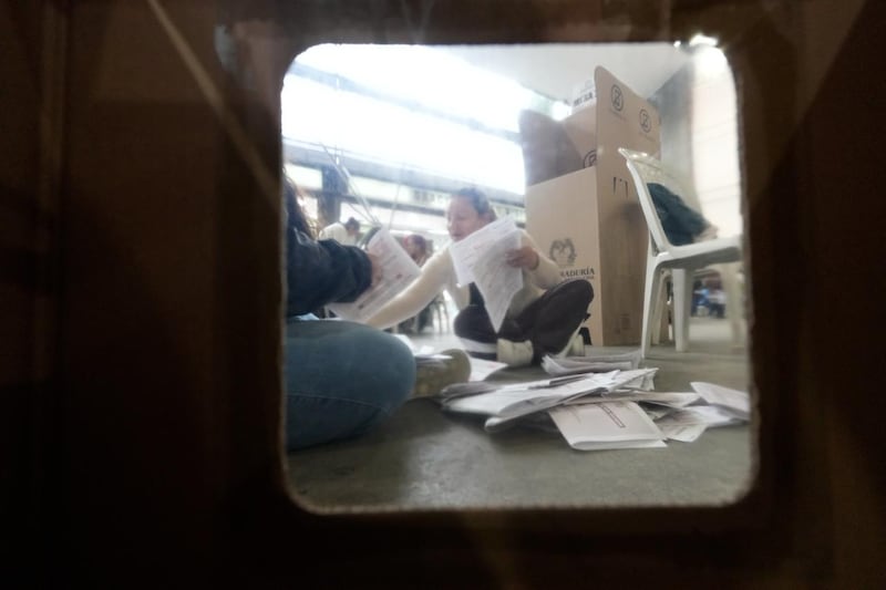 Imágenes de la jornada electoral en Antioquia: ciudadanos votando, jurados de mesa, puestos de votación y el conteo de votos al cierre de las urnas.