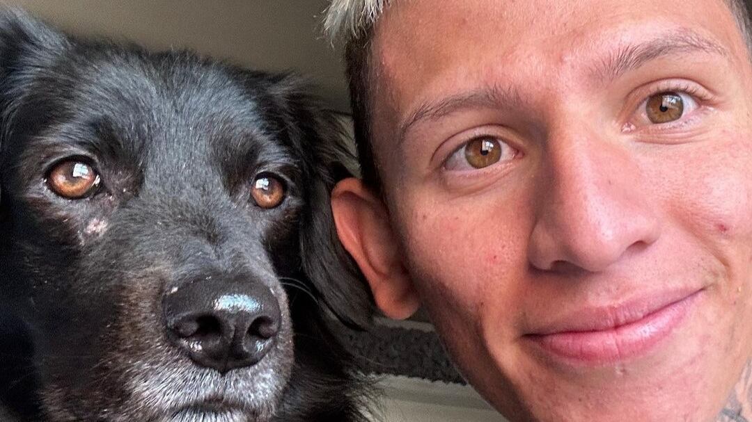 ‘La Liendra’ lo firmó y a la hora el joven, que se confesó su seguidor desde el principio, ya tenía el tatuaje listo.