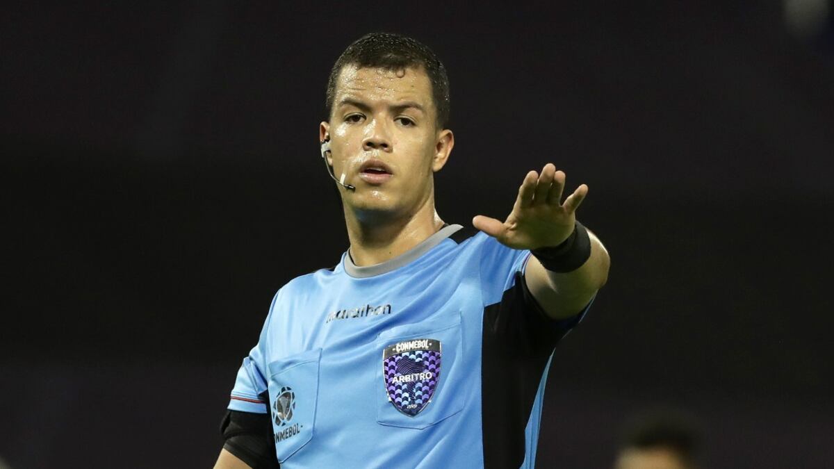 Al árbitro Jhon Ospina, sus asistentes y a varios jugadores los agarró el lunes sin poder salir del estadio Metropolitano de Barranquilla.