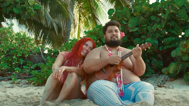 Hace pocas horas la cantante Karol G liberó el video del tema ‘Mientras Me Curo Del Cora’ que tiene una imagen subida de tono.