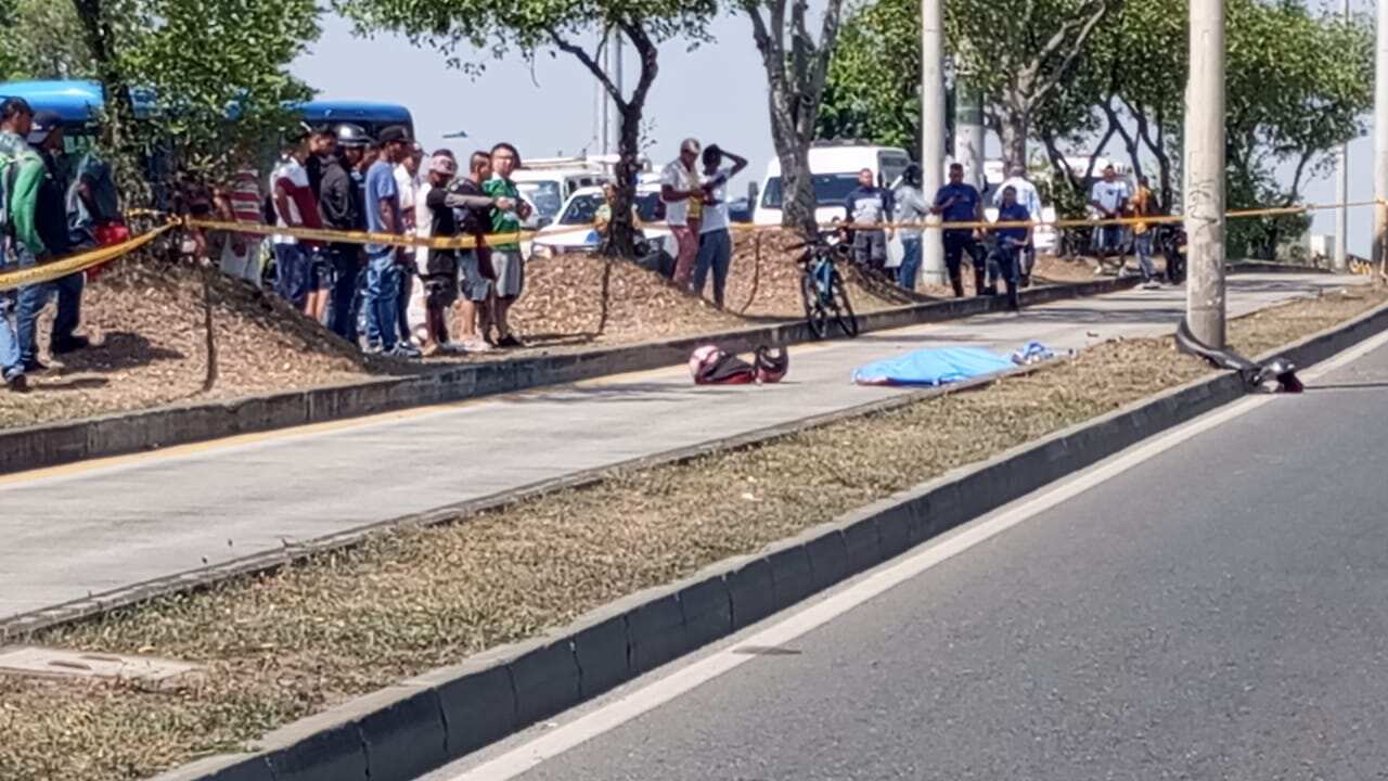 Un carro atropelló a dos personas y huyó en el nororiente de cali.