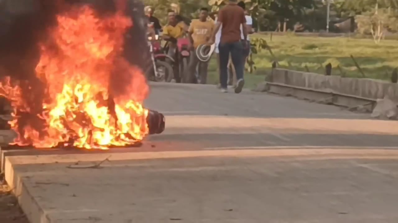 Por una infidelidad, mujer le quemó la moto a su compañero sentimental en Majagual, Sucre.