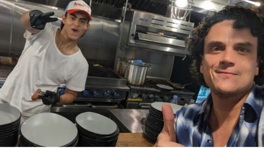 José Luis Dangond y su padre Silvestre Dangond en el negocio.