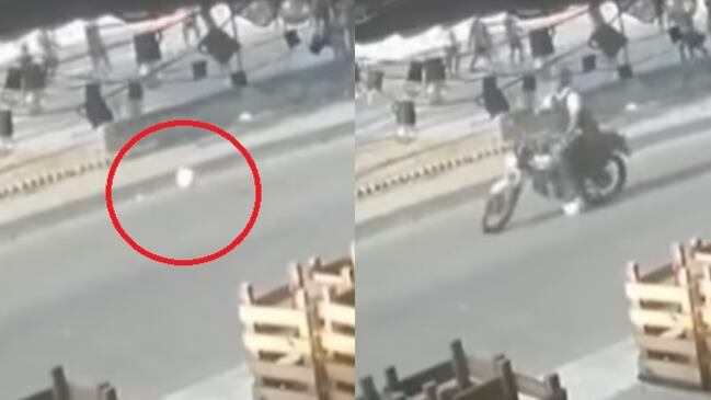 Una moto se accidentó a causa de un balón de fúbol en Barranquilla.