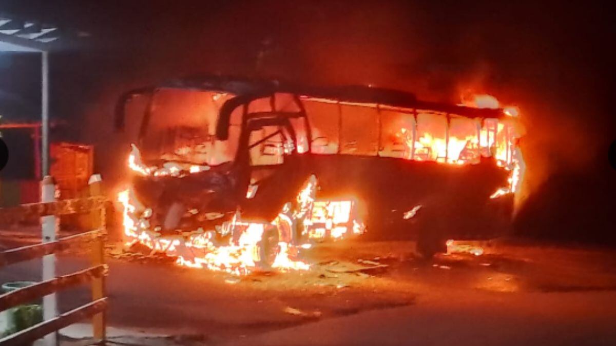 Encapuchados quemaron bus en la vía que comunica a Medellín con Quibdó.