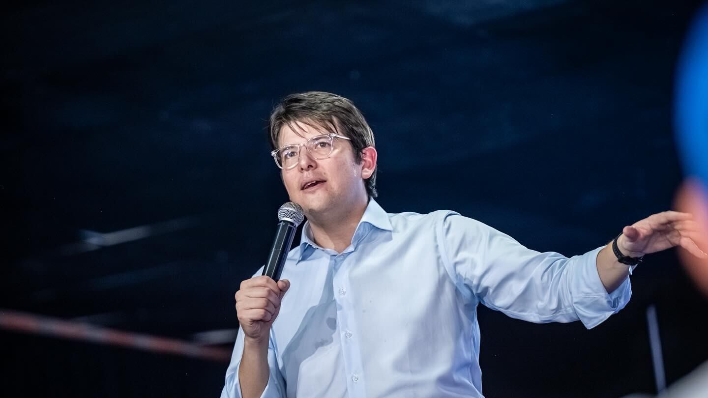 Foto comunicado oficial de la Clínica Santa Fe sobre hora y fallecimiento de Miguel Uribe.