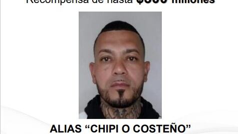 Foto del cartel mediante el cual se ofrecen hasta 300 millones de pesos por información que permita la captura de alias “Chipi” quien sería el principal dinamizador y planificador del ataque contra el senador Miguel Uribe.