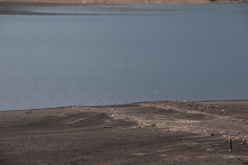 Detalle del bajo nivel de agua en el Embalse de San Rafael, en el municipio de La Calera, Cundinamarca, durante el ‘Fenómeno del Niño’ en abril de 2024