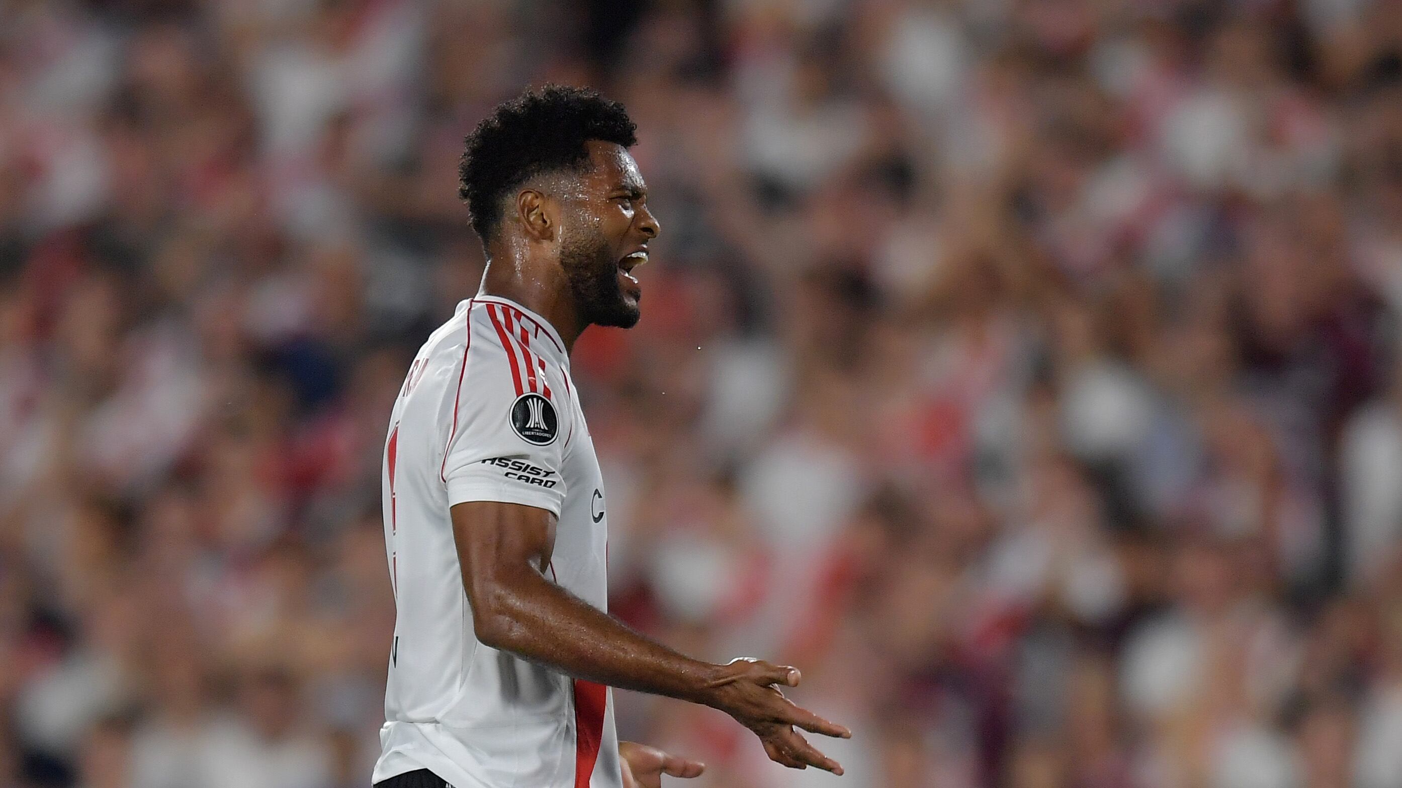 Hinchas de River Plate chiflaron a Miguel Ángel Borja, pero él esperó y los calló de la mejor manera