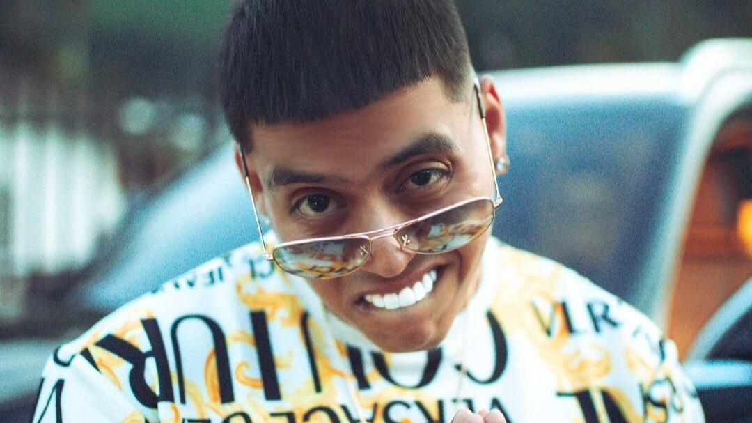 En el video ‘El Mindo’ refleja lo rápido que a muchos se les pega el acento español cuando apenas llevan dos días en ese país.