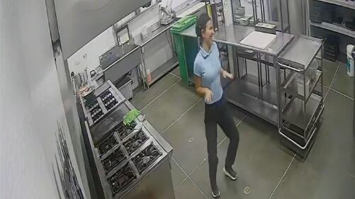 Mujer bailando en el trabajo pillada por su jefe pantallazo tomado de twitter