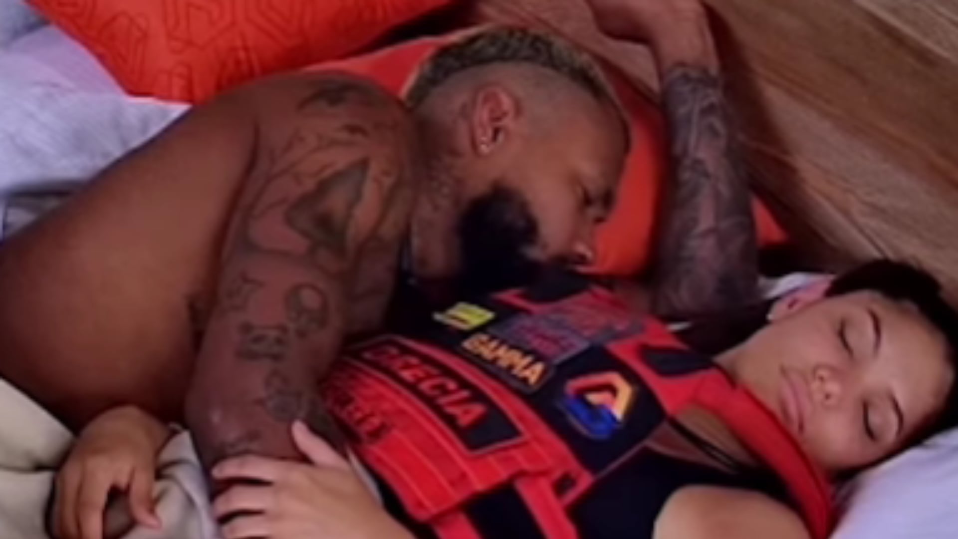 Desafío: Zambrano es criticado por arruncharse con Grecia