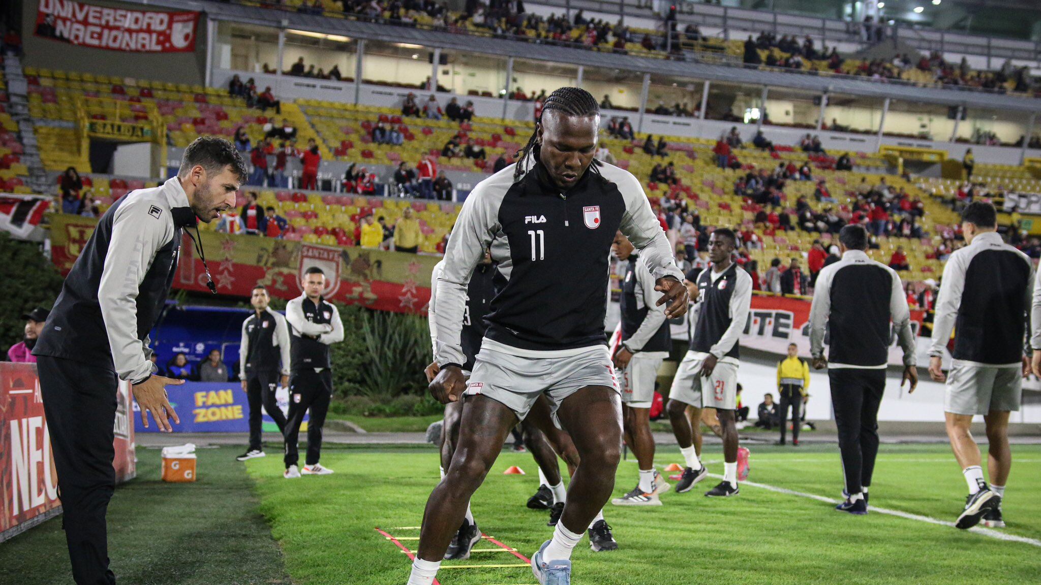 Hugo Rodallega defendió a los hinchas de Santa Fe del arquero del Medellín y se ganó la amarilla