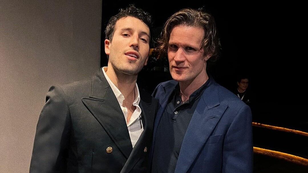 La imagen de Sebastián Yatra junto a Matt Smith ha causado sensación en los comentarios y piden que hable en alto valyrio.