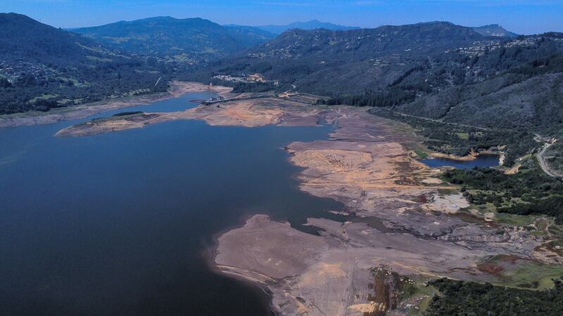 Detalle del bajo nivel de agua en el Embalse de San Rafael, en el municipio de La Calera, Cundinamarca, durante el ‘Fenómeno del Niño’ en abril de 2024