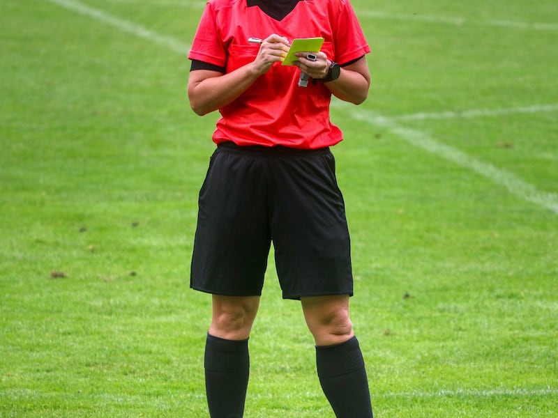 Afirman que un árbitro FIFA del fútbol colombiano dejará hacer parte del profesionalismo después de cometer grave error