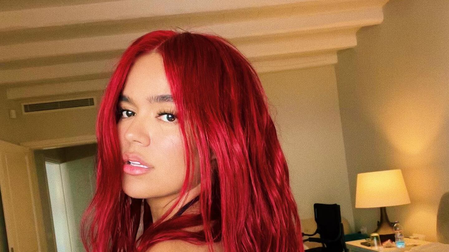 Karol G subió una foto a su Instagram semidesnuda que ha causado furor en Internet.