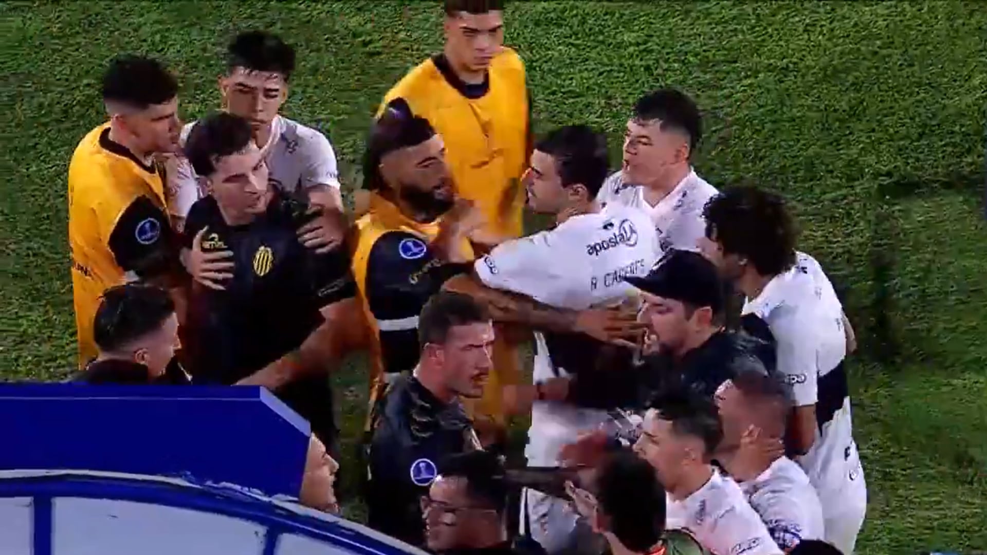 De fútbol a boxeo: Partido de la Copa Sudamericana terminó en una guerra entre jugadores