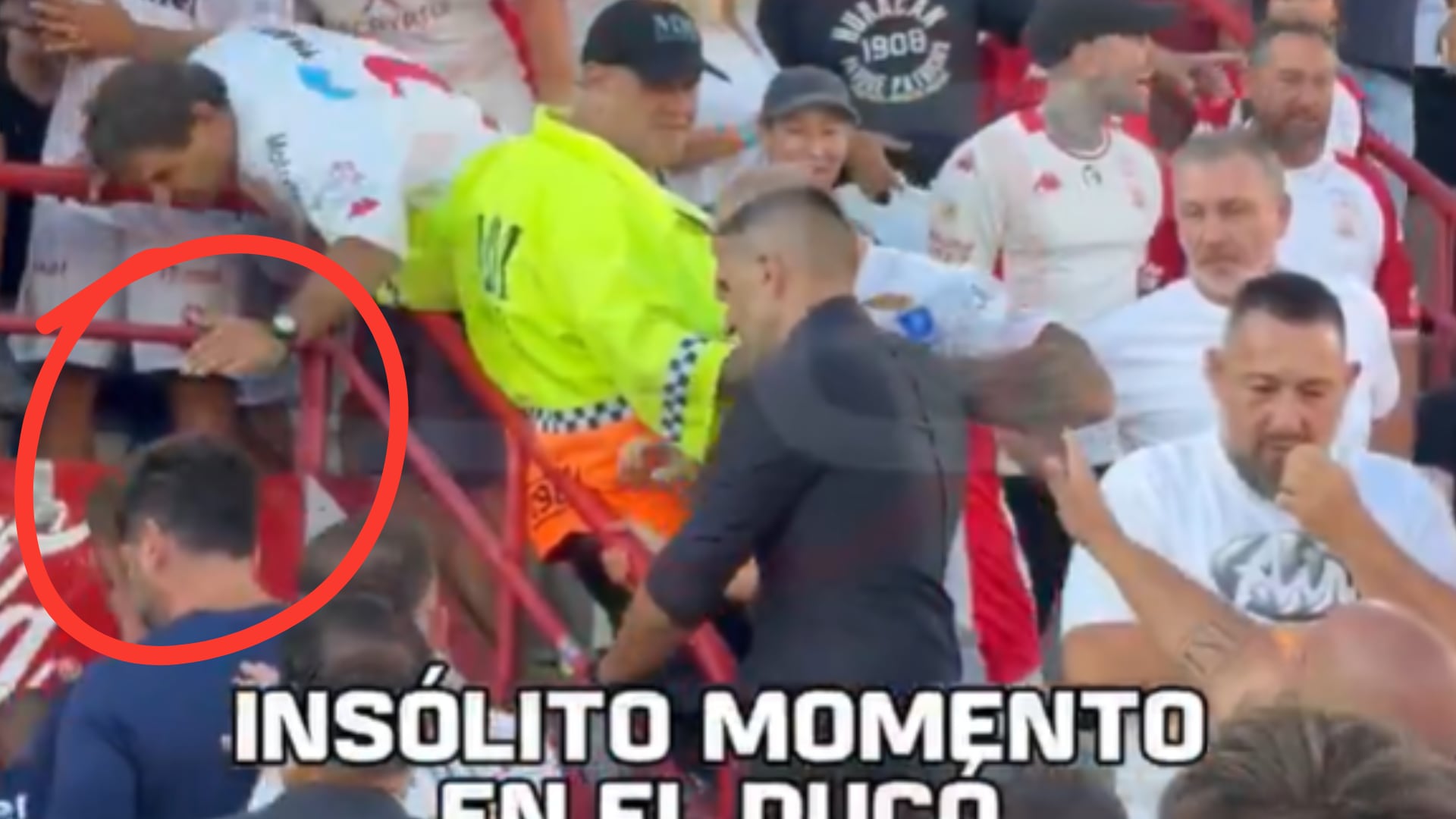 Insólito momento en clásico de Argentina: Un hincha le mandó un golpe a futbolista colombiano